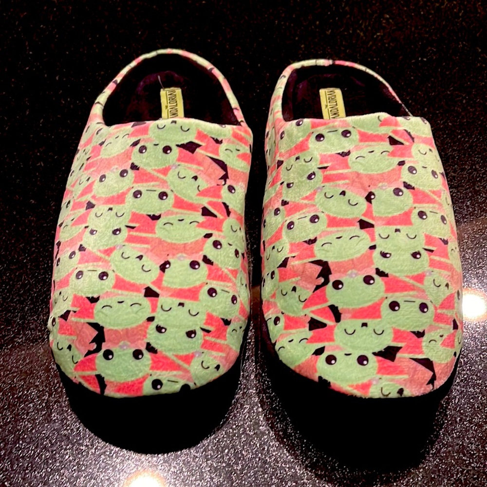 Men’s/Boy’s Baby Yoda Slippers Never worn!
